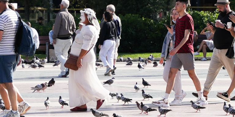 Una de las payasas en el centro de la plaza de Catalunya / METRÓPOLI