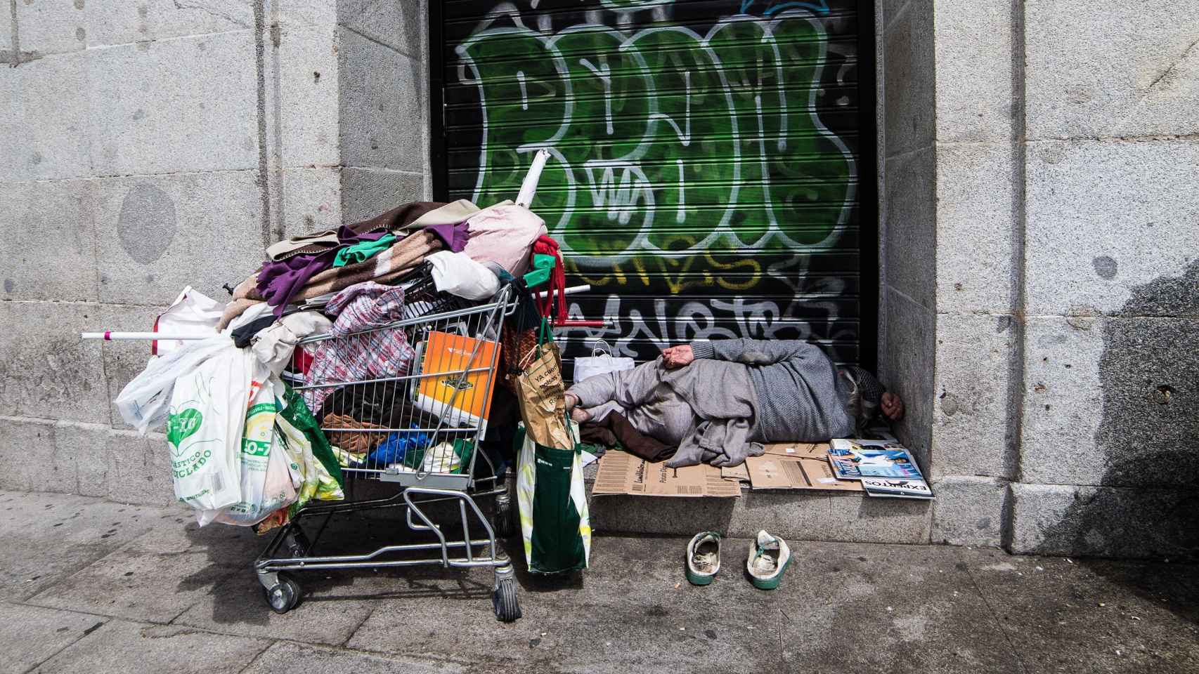 Una persona sintecho en Barcelona en una imagen de archivo / EUROPA PRESS