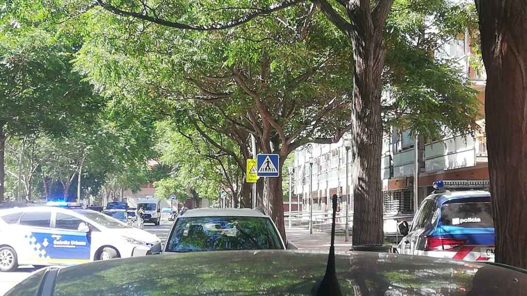 Coches de policía en el Bon Pastor, durante el suicidio de un vecino que se tiró desde un piso municipal, este lunes / CEDIDA