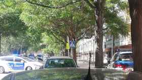 Coches de policía en el Bon Pastor, durante el suicidio de un vecino que se tiró desde un piso municipal, este lunes / CEDIDA