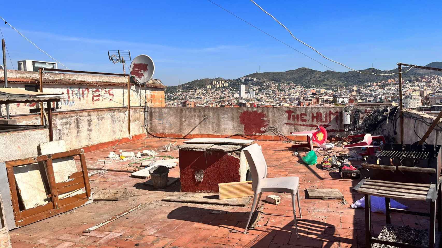 El terrado de uno de los edificios okupados de la calle Sant Ernest de Santa Coloma / ÁNGELA VÁZQUEZ