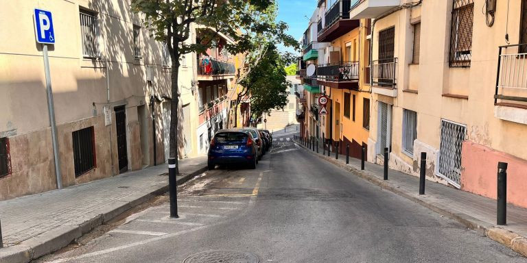 La inclinada calle Pau Clarís por la que bajan las aguas fecales / ÁNGELA VÁZQUEZ