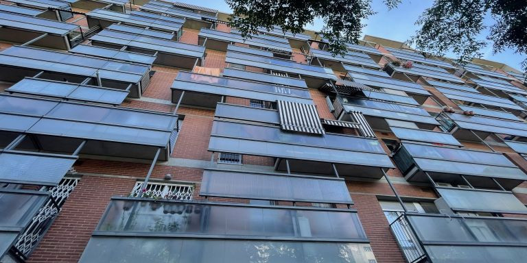 Balcones del edificio de Bon Pastor desde los que se tiró el hombre que iba a ser desahuciado / METRÓPOLI