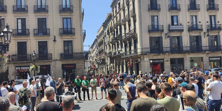 Protesta de urbanos y bomberos este miércoles en la plaza de Sant Jaume / CEDIDA