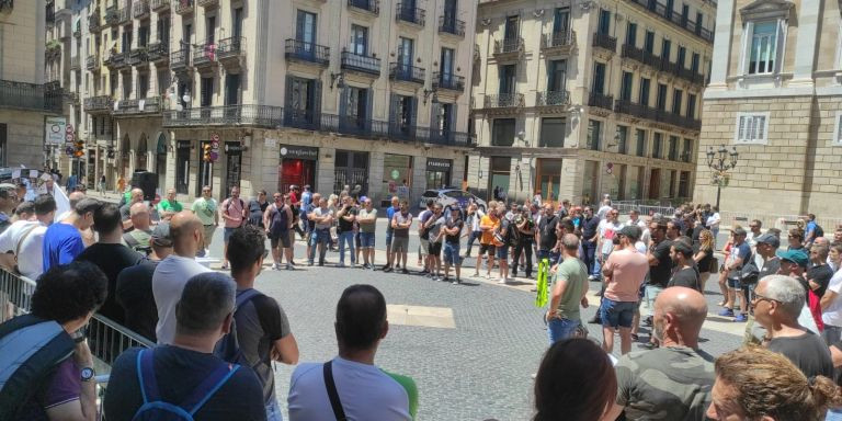 Imágenes de la protesta de este miércoles en la plaza de Sant Jaume / CEDIDA