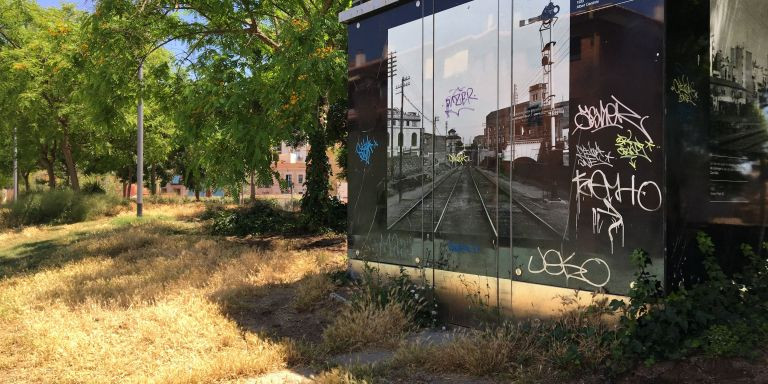 Vegetación degradada y pintadas en los jardines / METRÓPOLI - RP