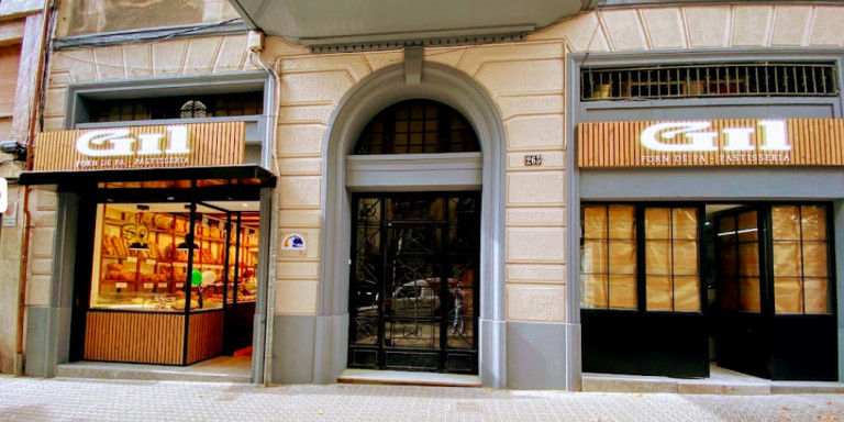 Fachada de la pastelería Gil, ganadora de la Mejor Coca de Sant Joan de Cataluña / ARCHIVO