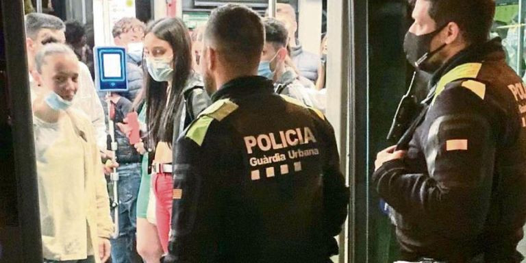 Una patrulla de la policía local de Badalona controla un bus nocturno en la zona de ocio / AYUNTAMIENTO DE BADALONA