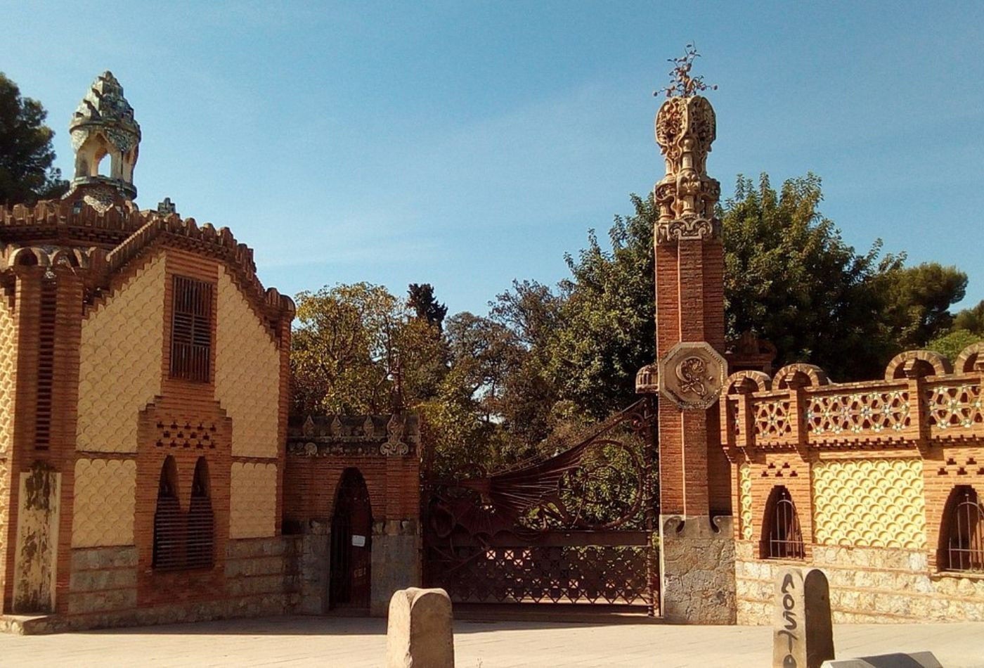 Entrada de los Pavellons Güell en una imagen de archivo / PORTAL GAUDÍ