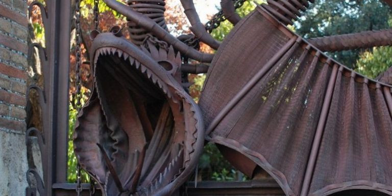 La Puerta del Drac de los Pabellones Güell / PORTAL GAUDÍ