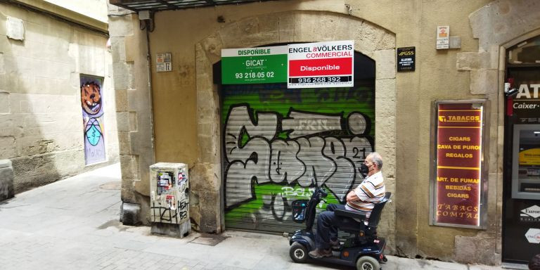 Un local de la calle Comtal cerrado, a la espera de ser alquilado / METRÓPOLI - JORDI SUBIRANA