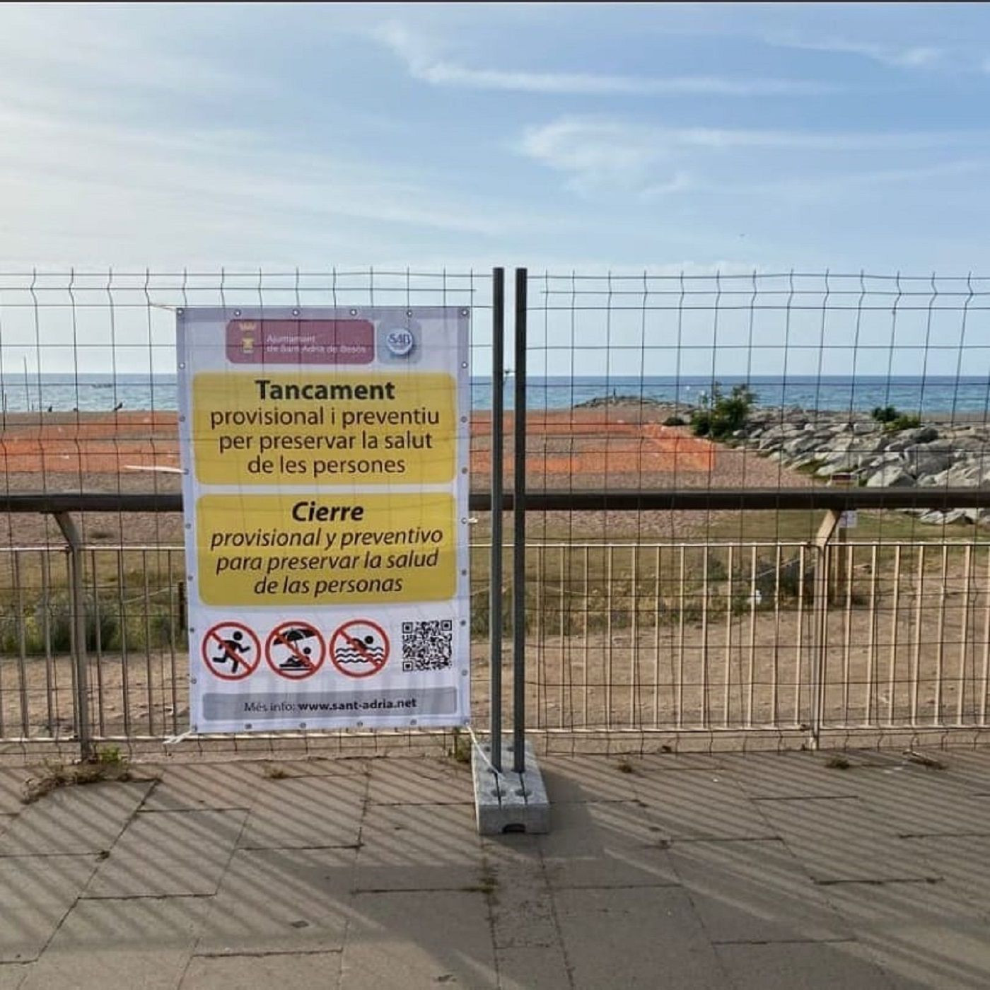 Carteles informativos en las vallas que prohíben el acceso a la playa de Sant Adrià / AIRENET