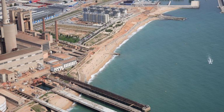 Vista aérea de la playa de la Mora de Badalona