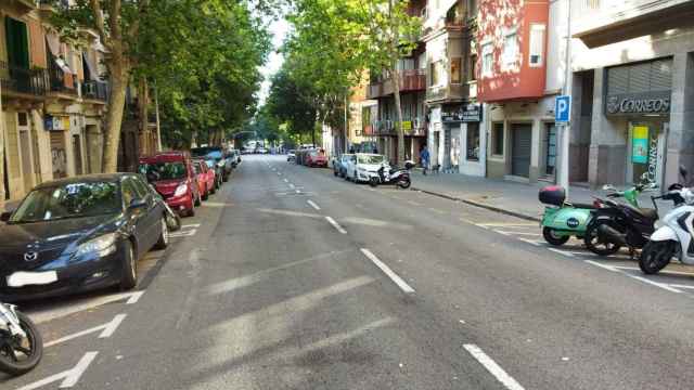 Un tramo de la calle de la Independència por la que pasará el carril bici que unirá la playa con el Hospital de Sant Pau / METRÓPOLI - JORDI SUBIRANA