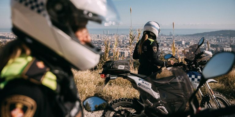 Guardia Urbana de patrulla por una zona montañosa de Barcelona / GUARDIA URBANA