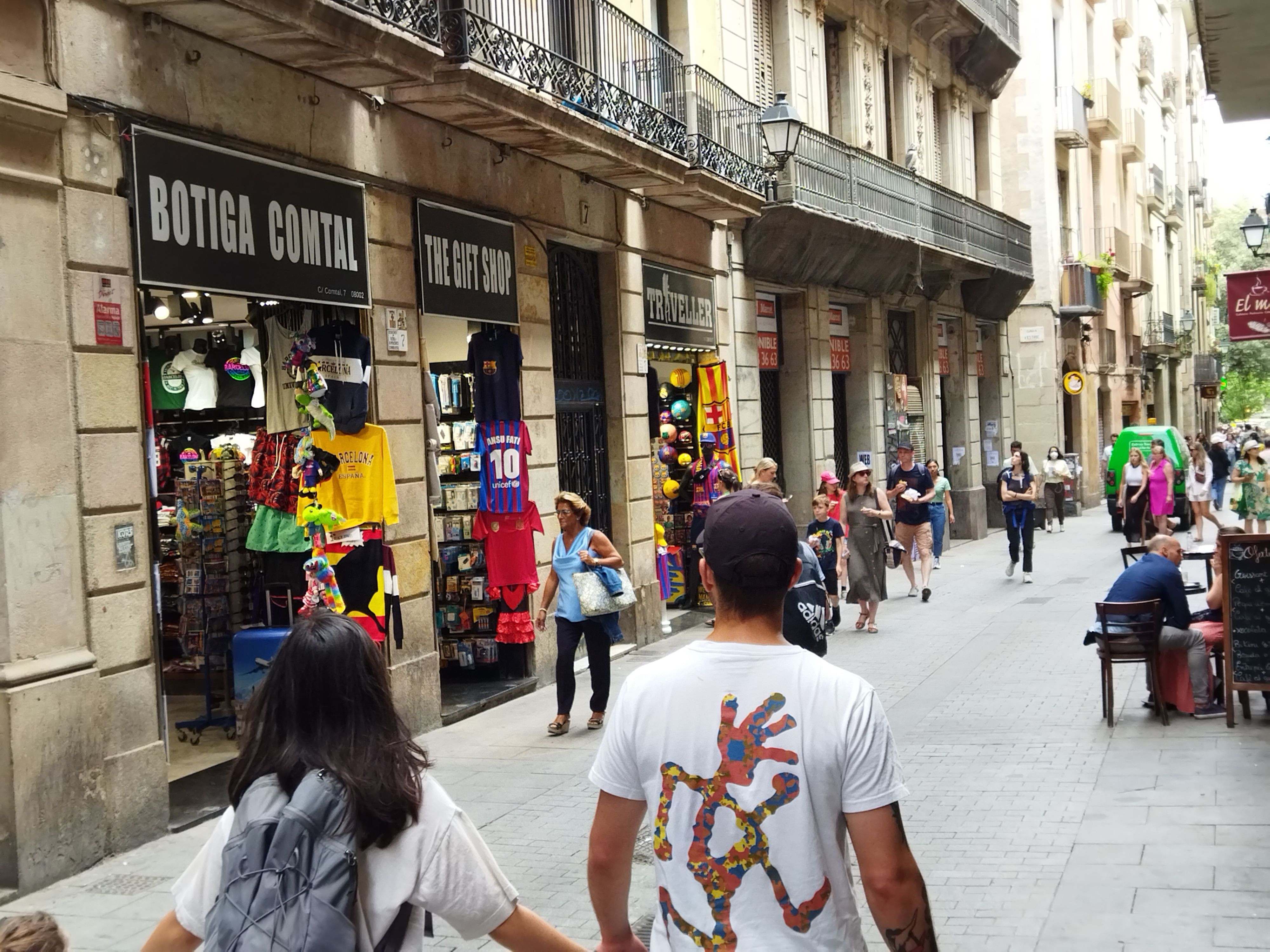 Tiendas de 'souvenirs', en la calle Comtal de Barcelona / METRÓPOLI - JORDI SUBIRANA