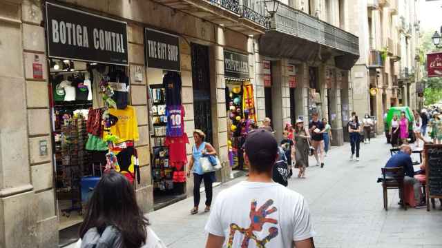 Tiendas de 'souvenirs', en la calle Comtal de Barcelona