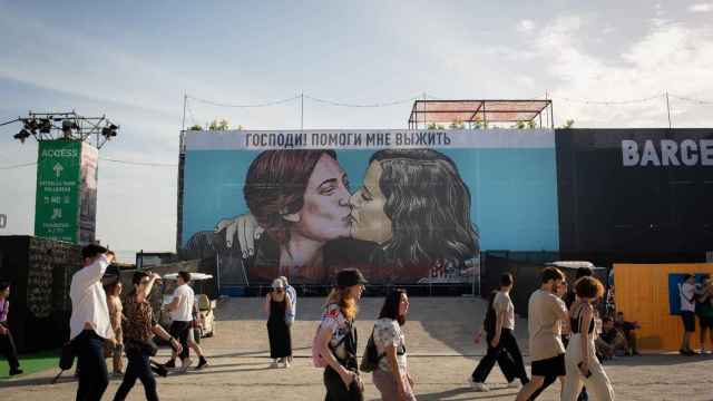 Mural con un beso entre Colau y Ayuso en el Primavera Sound / EUROPA PRESS