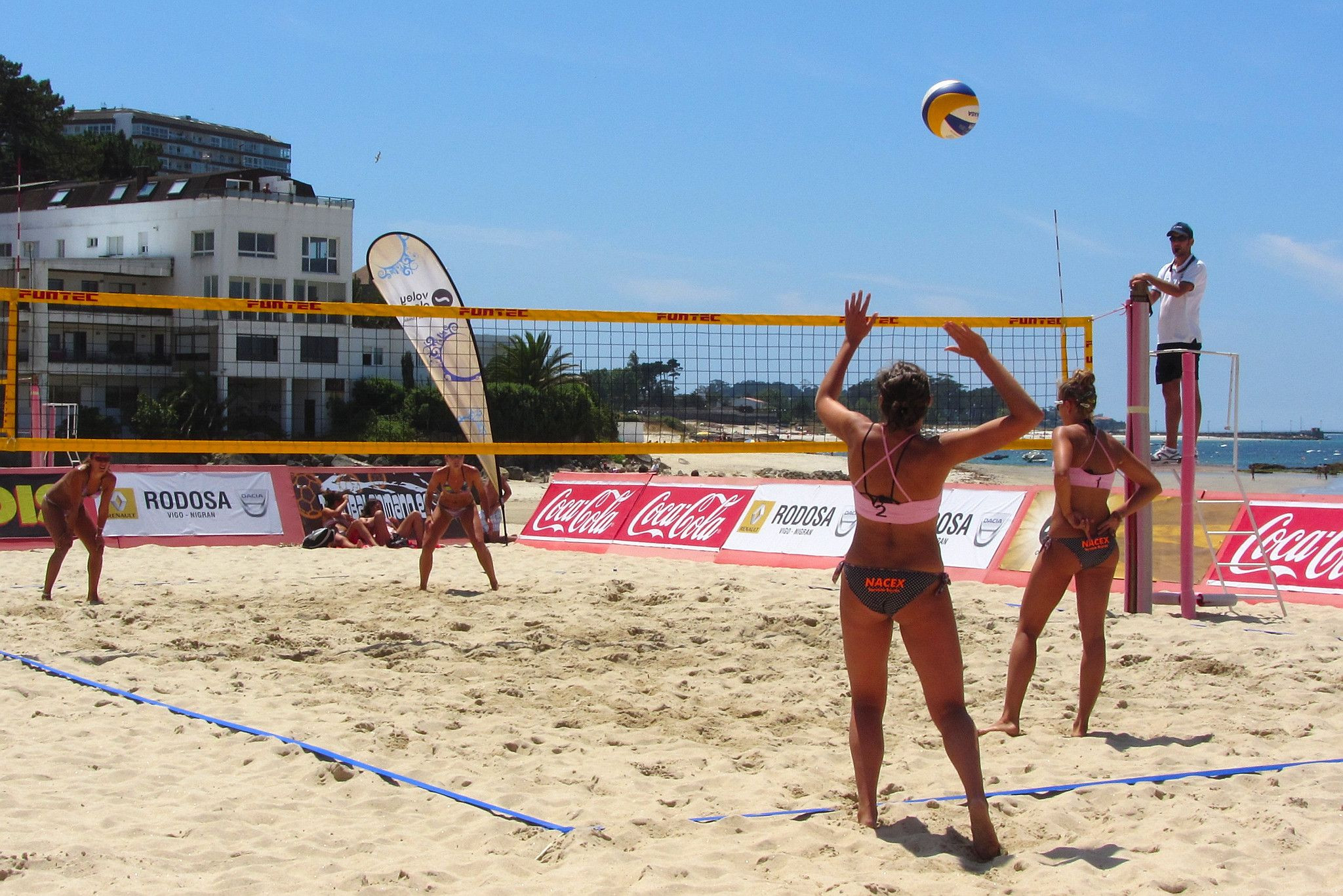 Mujeres juegan al voley playa en la playa / PX