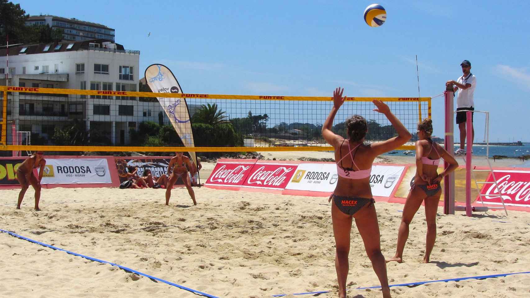 Mujeres juegan al voley playa en pleno verano / PX