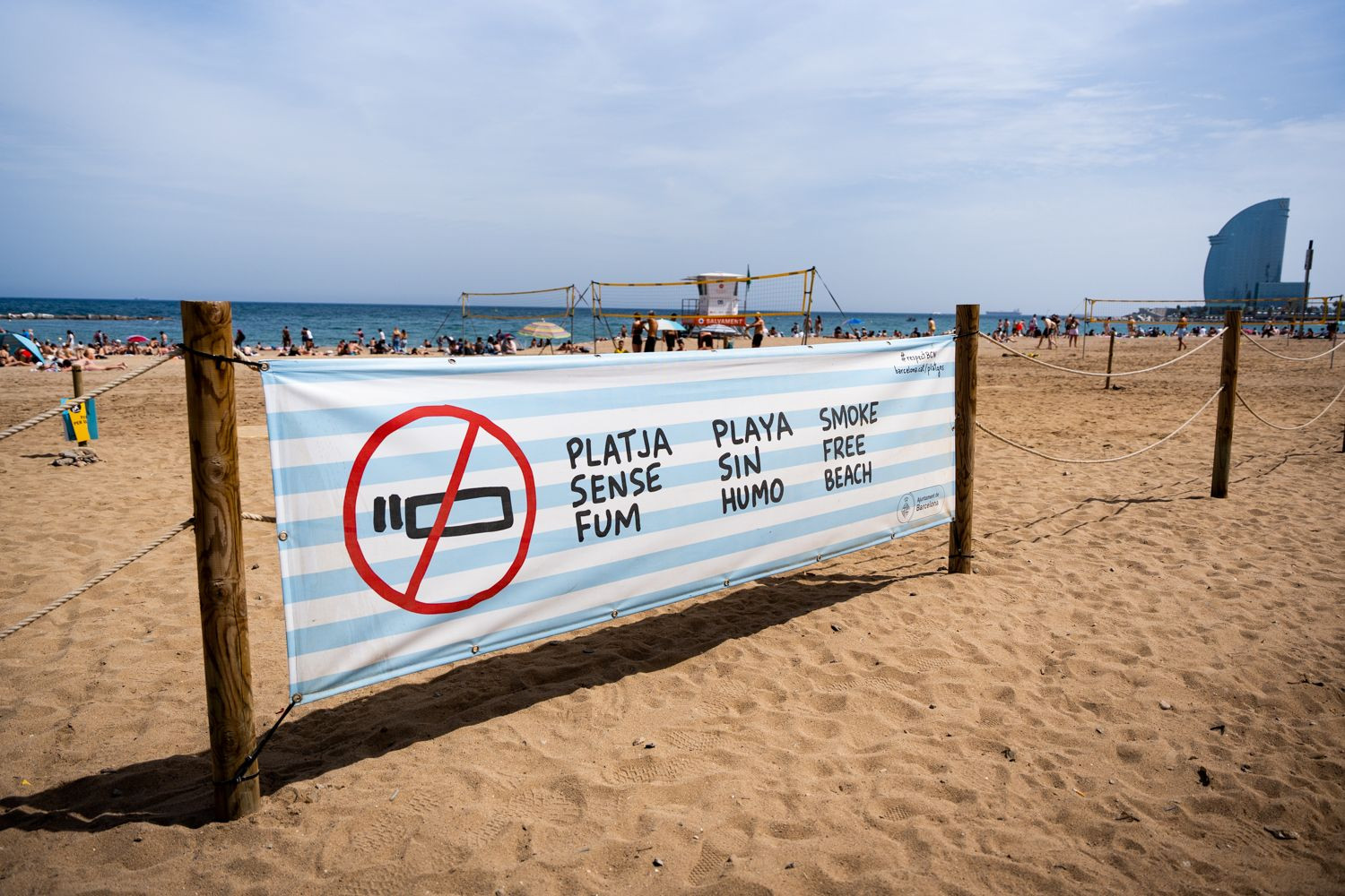 Cartel de prohibición de playas sin humo en la Barceloneta / METRÓPOLI