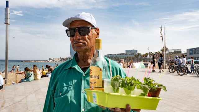 Retrato de Ratuji, mojitero en la Barceloneta / LUIS MIGUEL AÑÓN (MA)