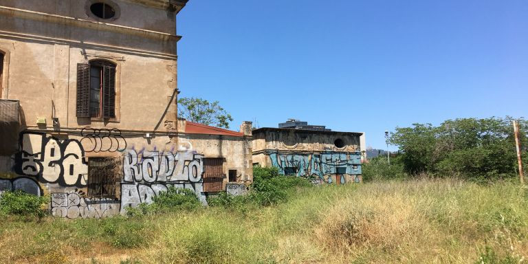 Terreno en desuso junto a la masía / METRÓPOLI - RP