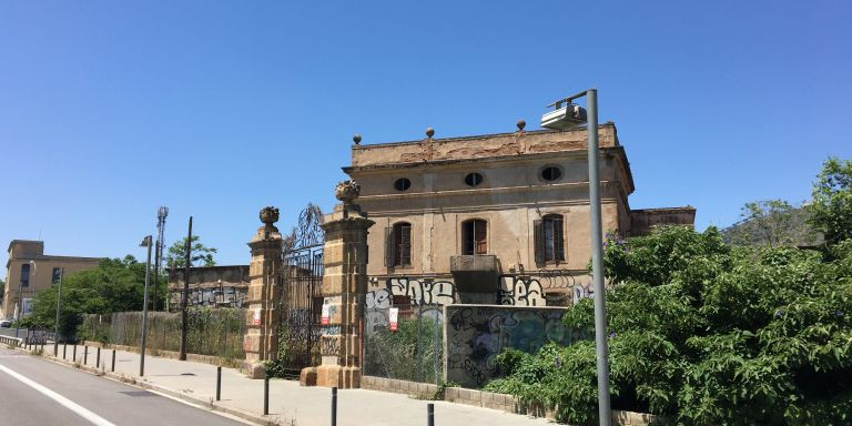 Masía de Can Rigal desde la carretera de Collblanc / METRÓPOLI - RP