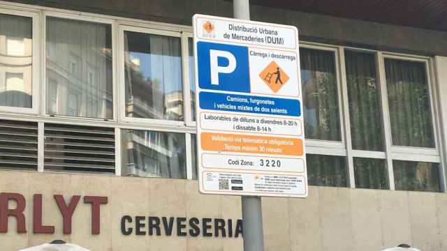 Señal de tráfico en una zona de carga y descarga en Barcelona / JORDI SUBIRANA