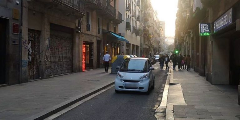 Un vehículo circula en el Raval / METRÓPOLI