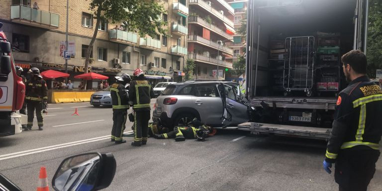 Los Bomberos asegurando el coche accidentado para retirarlo / CEDIDA