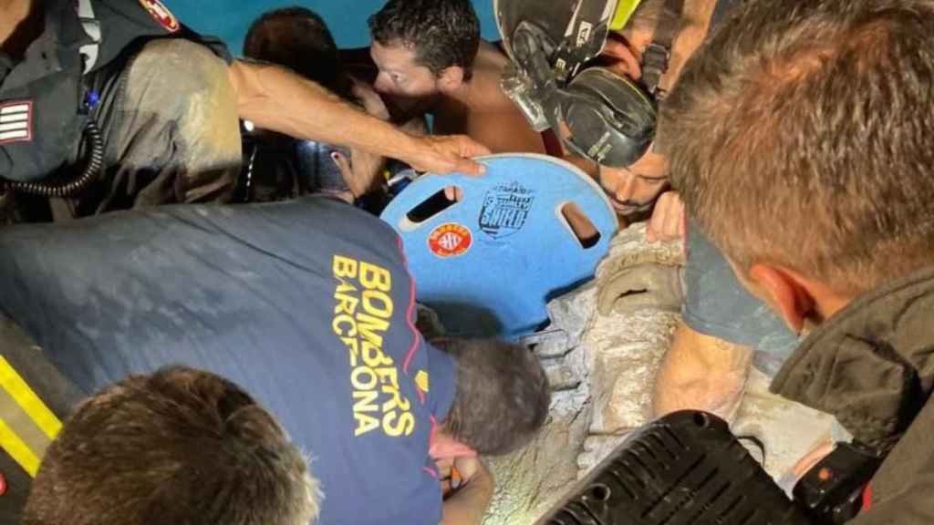 Imagen del rescate de un niño de siete años el viernes en Sarrià / BOMBEROS