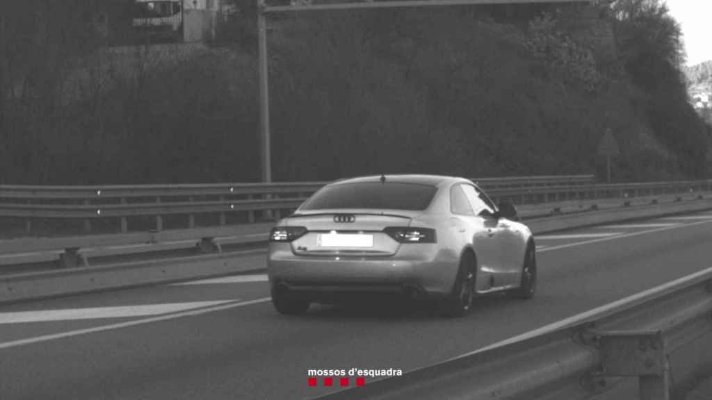 El coche del detenido en la autopista / MOSSOS