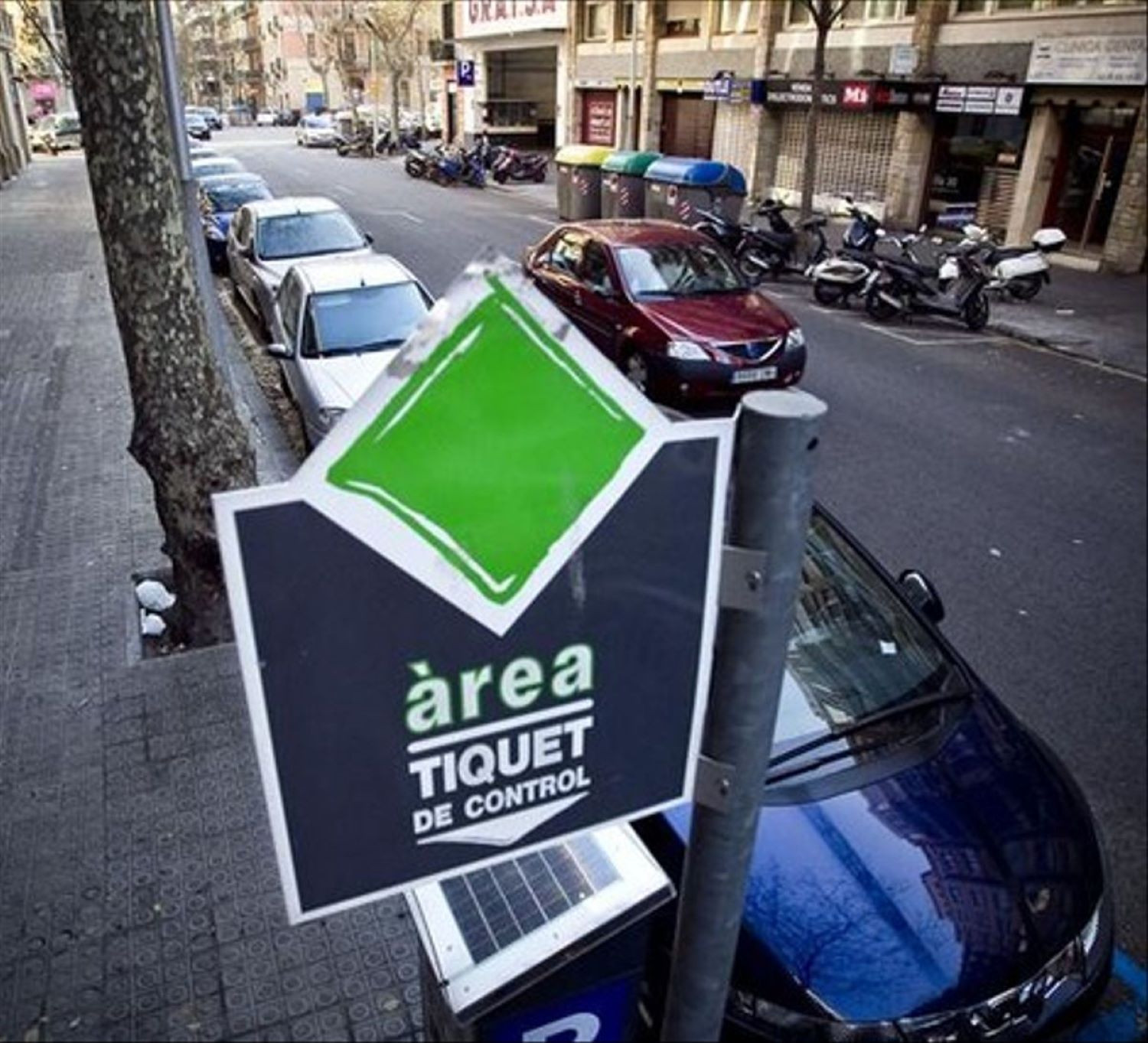 Zona de aparcamiento de área verde en el Eixample