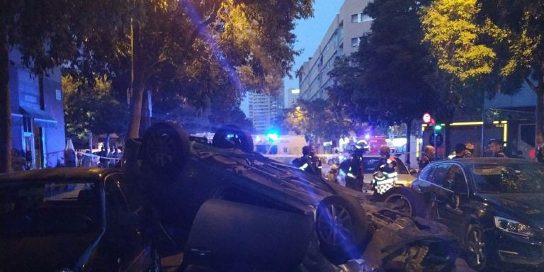 Un coche volcado en el Poblenou de Barcelona / GUARDIA URBANA