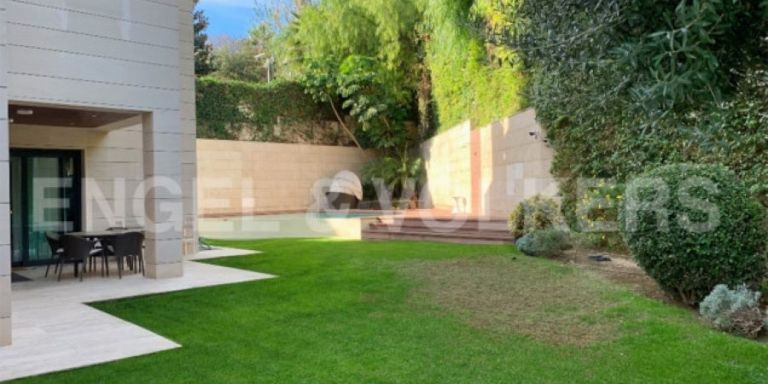 Jardín de la vivienda de Ousmane Dembélé en Barcelona