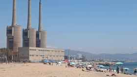Playa contaminada de Sant Adrià de Besòs llena de bañistas / METRÓPOLI