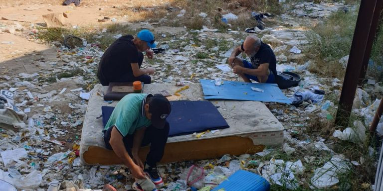 Los toxicómanos pinchándose en el solar abandonado de La Mina / CEDIDA