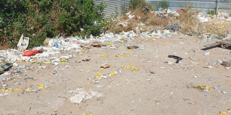 Restos de basura en el solar abandonado de La Mina / CEDIDA