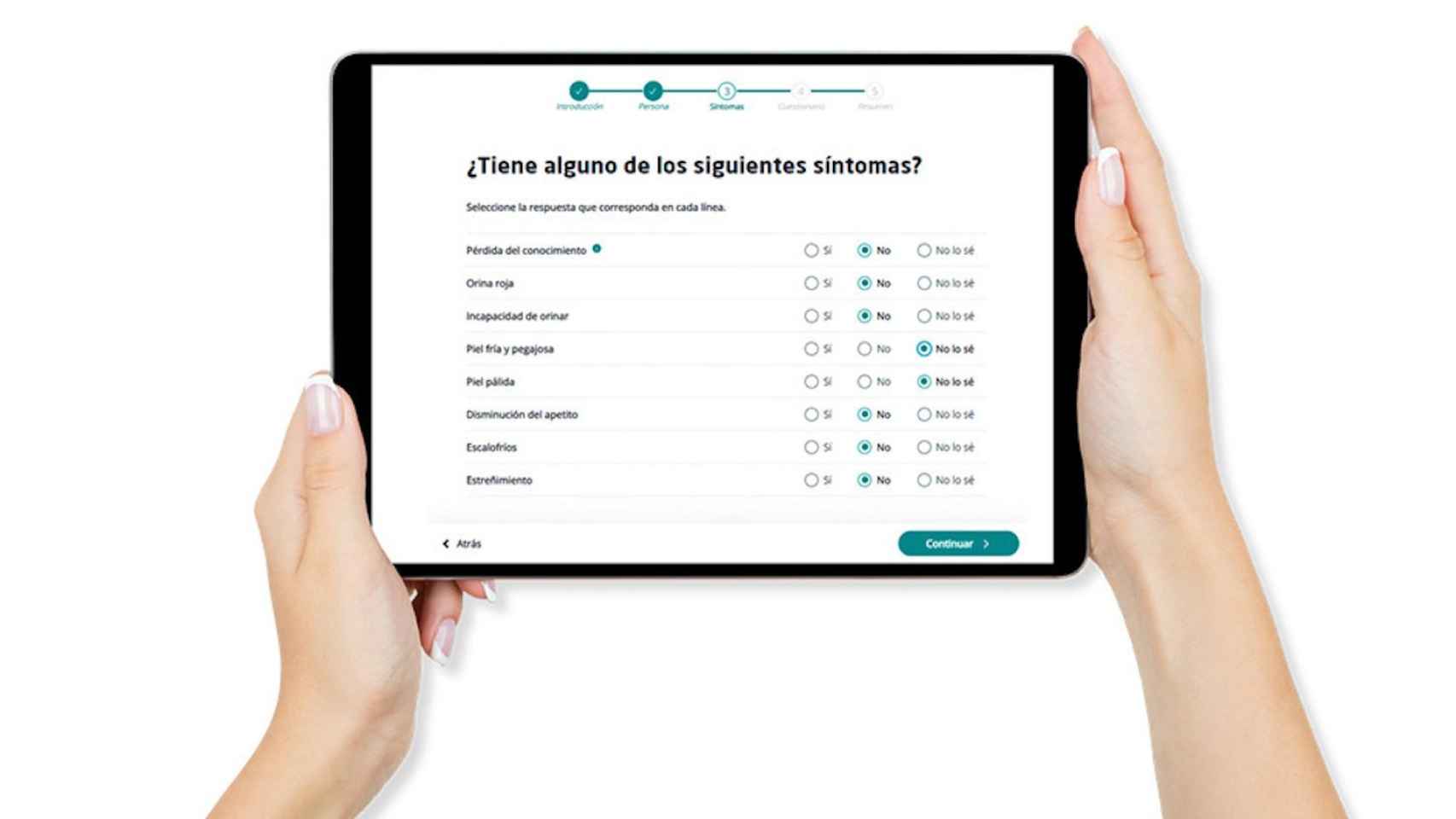 Una mujer accede al evaluador de síntomas de la app de salud digital de Quirónsalud / QUIRÓNSALUD