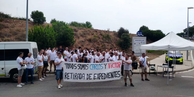 Agentes de la Guardia Urbana sostienen una pancarta reivindicativa / CEDIDA