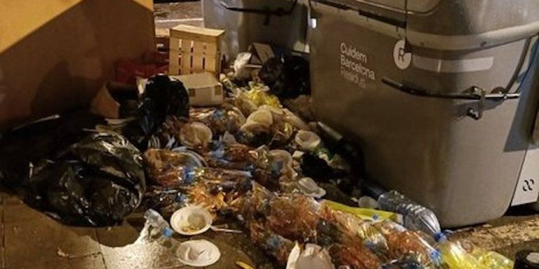 Isla de contenedores llenos de basura en la calle Riera Alta del Raval / TWITTER