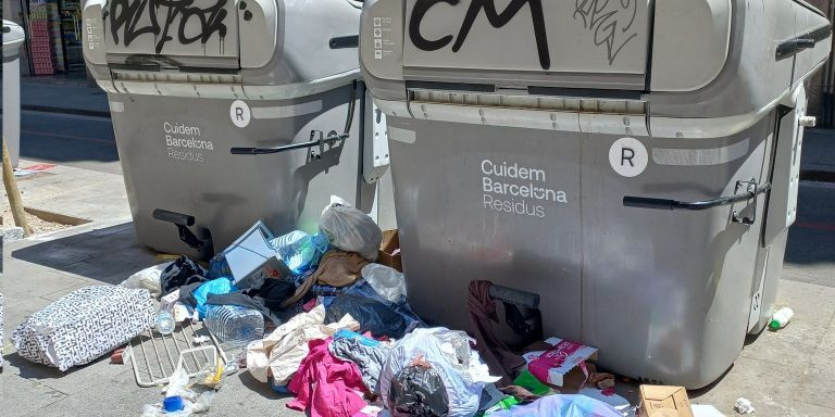 Basura fuera de los contenedores de la calle Sant Antoni Abat / TWITTER