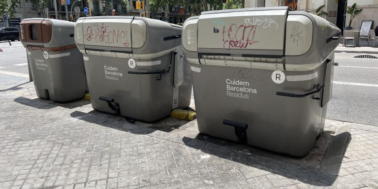 Suciedad en el suelo de unos contenedores de la calle Roger de Llúria / METRÓPOLI