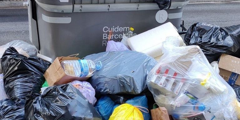 Bolsas de basura acumuladas en la calle Tamarit con ronda de Sant Antoni / TWITTER