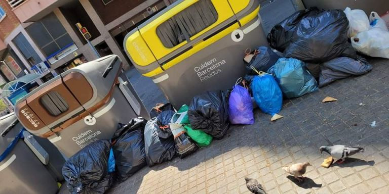 Bolsas de basura amontonadas frente a unos contenedores en la calle Marina / TWITTER