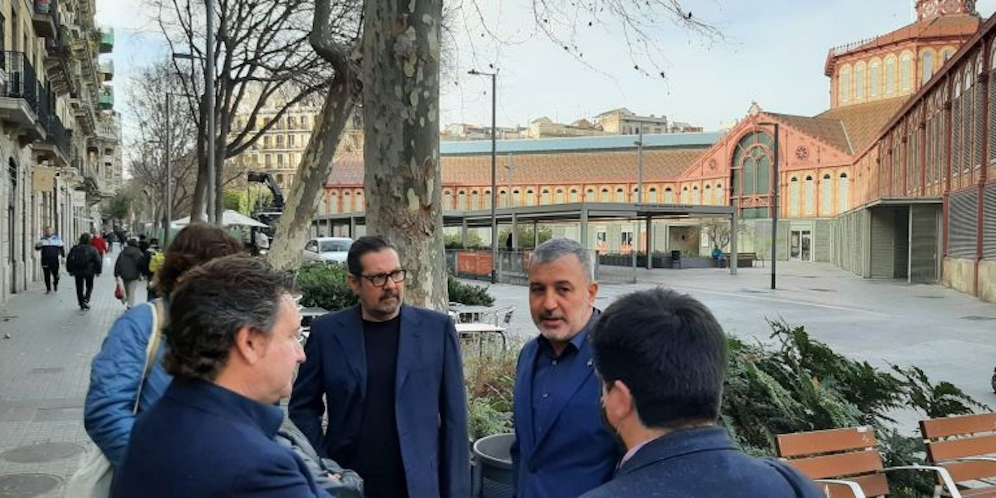 Jaume Collboni, líder del PSC en el Ayuntamiento, con vecinos del barrio de Sant Antoni / TWITTER JAUME COLLBONI