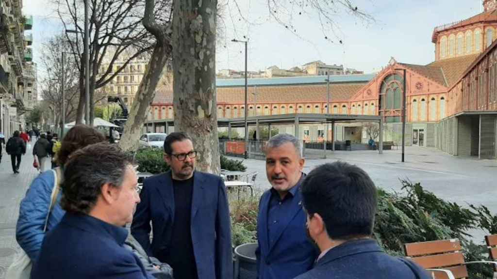 Jaume Collboni, líder del PSC en el Ayuntamiento, con vecinos del barrio de Sant Antoni / TWITTER JAUME COLLBONI