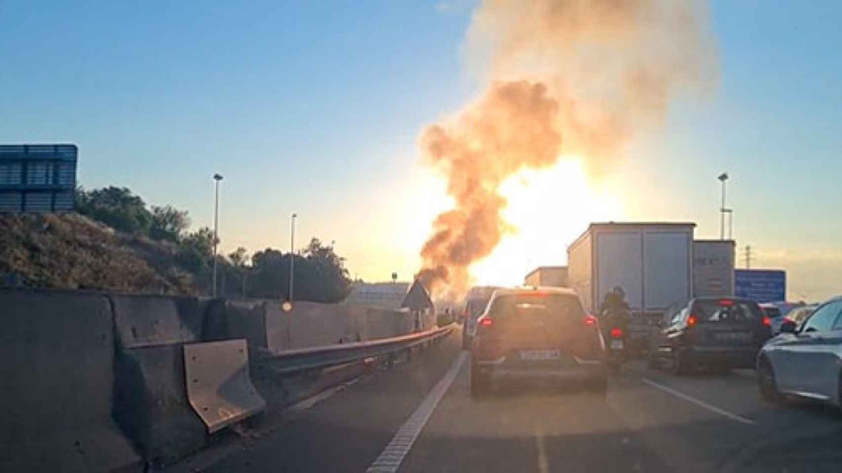 Un camión se incendia en la AP-7 / @inbocat