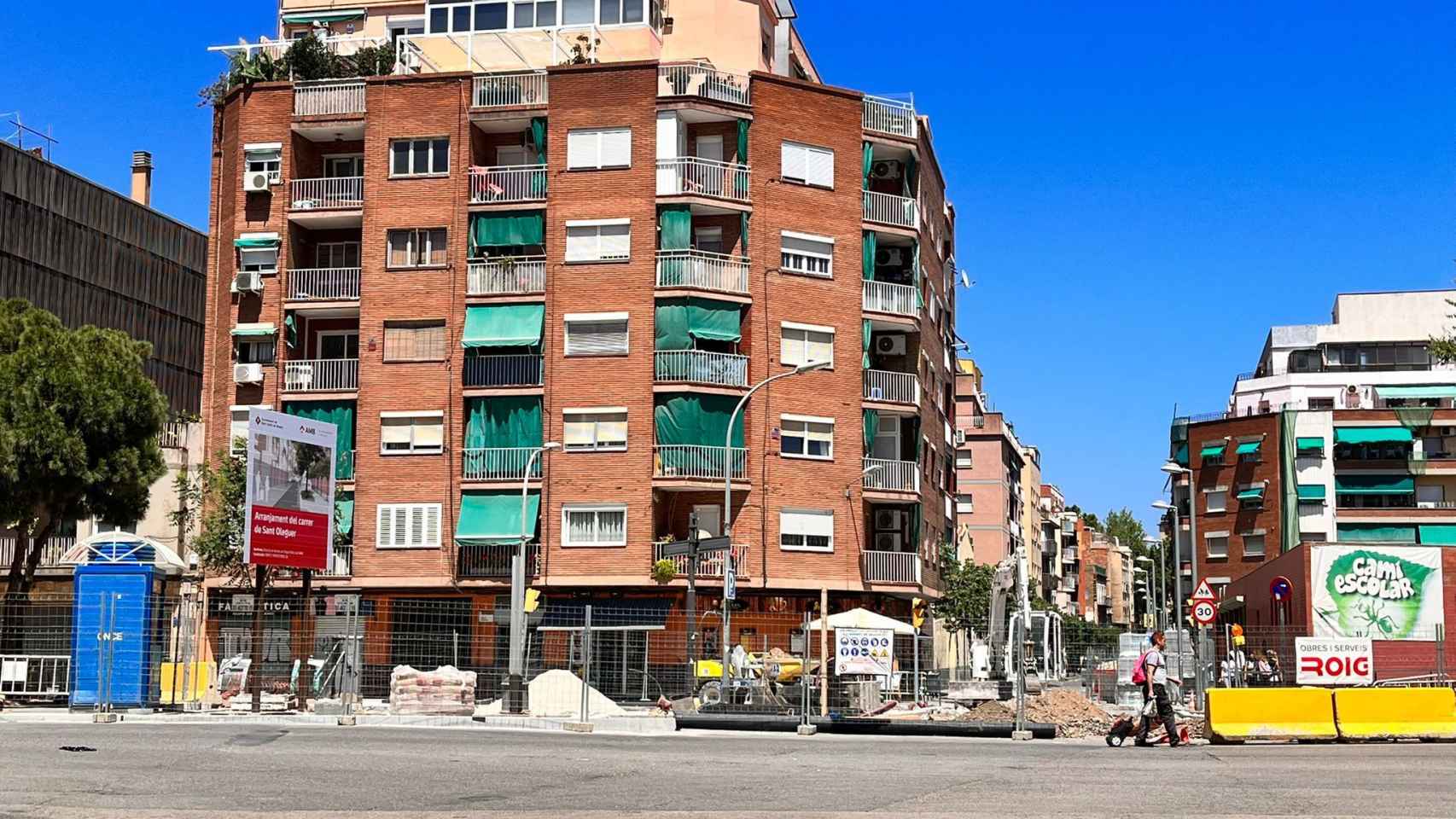 Parte de la calle Sant Oleguer de Sant Adrià en obras / ÁNGELA VÁZQUEZ